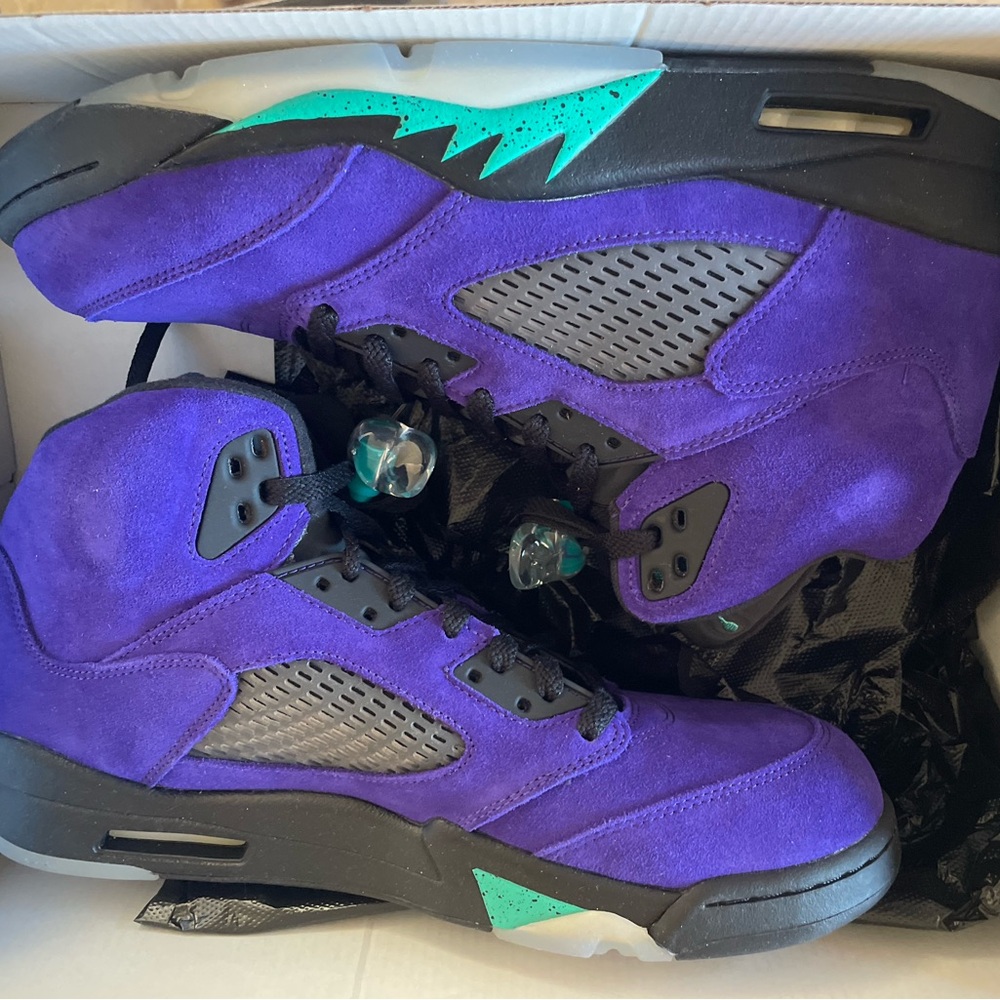 Size 11 - Jordan 5 Retro Alternate Grape 2020 brand new box has minor scuffs as